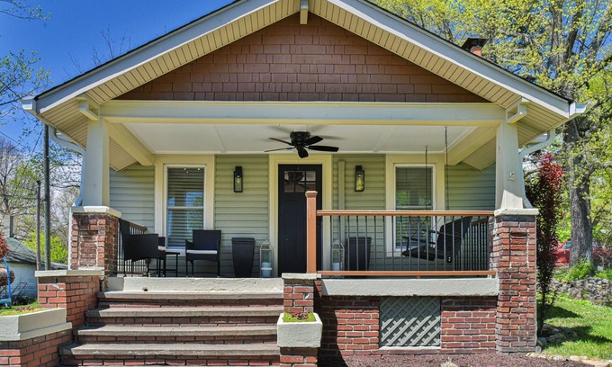 Black Mountain House | Les Petit Maison Walkable to Downtown Black Mtn