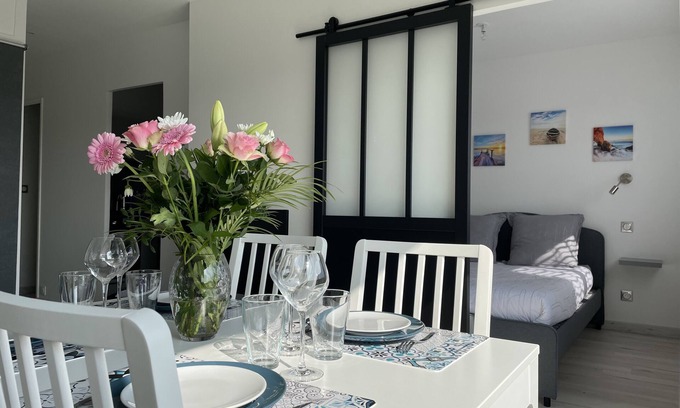 Bernieres-sur-Mer Apartment | Les Pieds Dans L'Eau - direct access to the sea