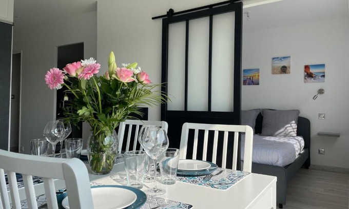 Bernieres-sur-Mer Apartment | Les Pieds Dans l'Eau