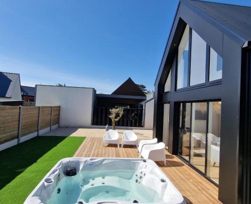 Ploudalmezeau House | LES PORTSALLAISES piscine ou spa à 300m de la plage