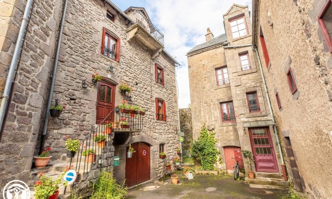 Besse-en-Chandesse House | Les Remparts - Besse ET ST Anastaise