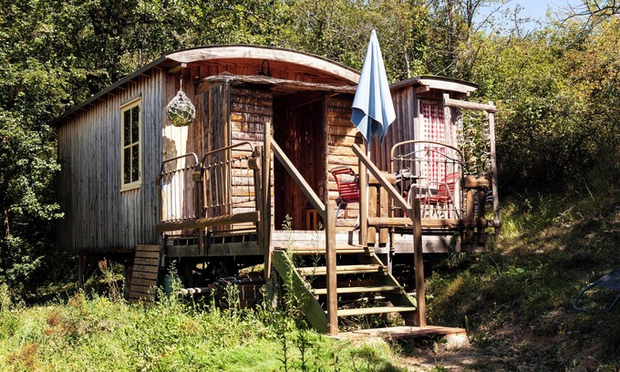 Villeneuve d'Aveyron Ski Chalet | LES ROULOTTES DE RITA, in the countryside, swimming pool, pets welcome