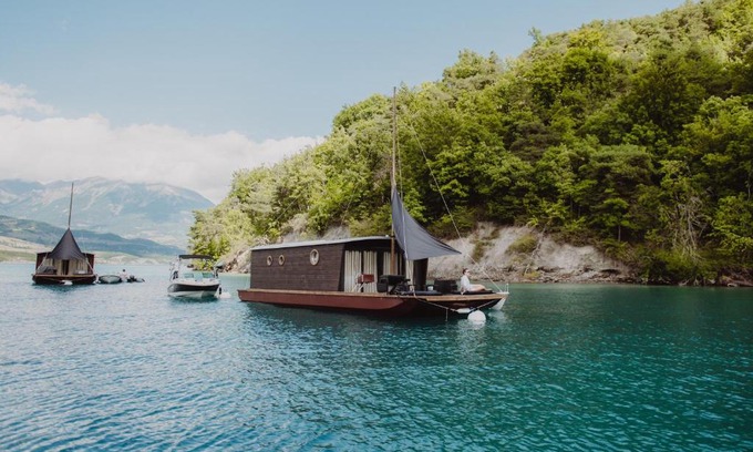 Le Sauze-du-Lac Boat Rental | Les Toues Cabanées du lac