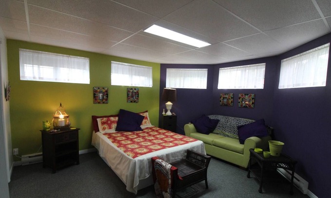Notre-Dame-des-Monts Apartment | Les Trois Mentors : Ghandi, Mandela, Luther King
