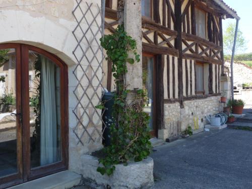 Ponteyraud Bed & Breakfast | Les Tuileries