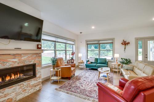 Pine Island House | Less Than 1 Mi to Dtwn Pine Island Updated Home with Yard!