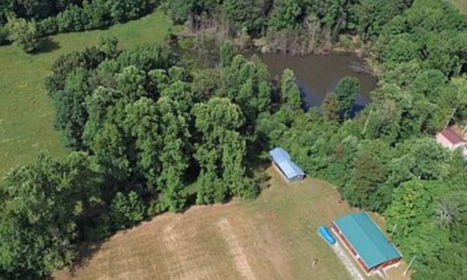 Frogue Cabin | Less than 1 mile from Dale Hollow State Park Marina. Private pond for fishing.