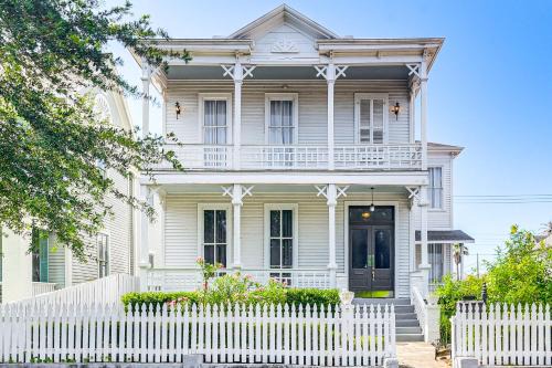 Galveston Apartment | Less Than half Mi to The Strand Historic Galveston Apt!