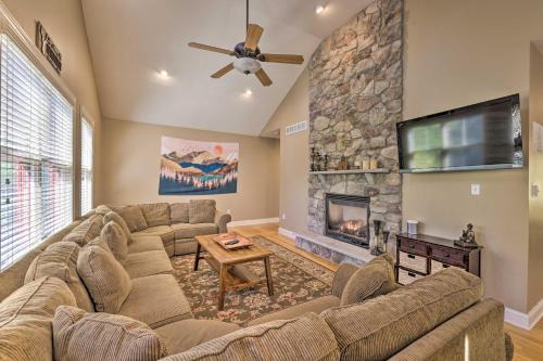 Lake Harmony House | Less Than Half-Mi to Skiing Lake Harmony Home with Hot Tub