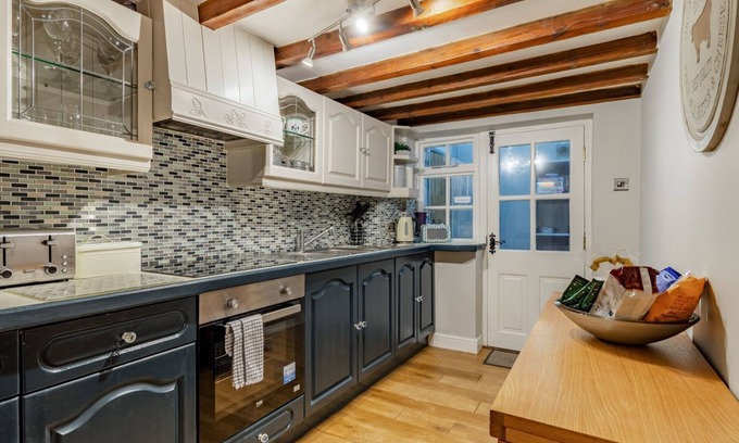 Storwood Cottage | Lesta Cottage is a newly refurbished cottage with a cosy and welcoming feel, it is an ideal base for