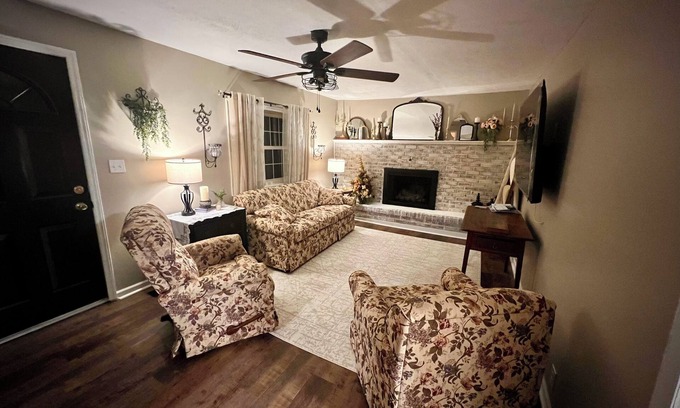 Victor House | Lester Lodge minutes to New River Gorge. Charming 4 bedroom house on 4.5 acres