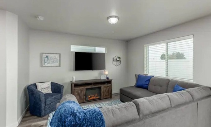 Tri-Cities House | Let's Gather - Centrally Located & Pet Friendly.