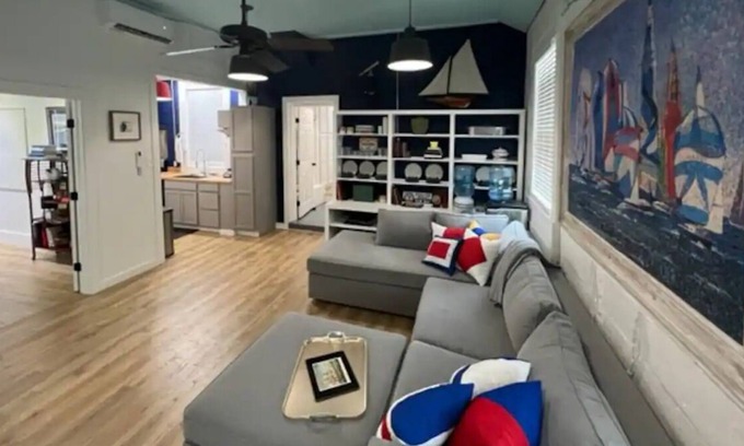 Urbanna House | Let the local "Cross Street Retreat" help you discover the hidden gem "Urbanna"