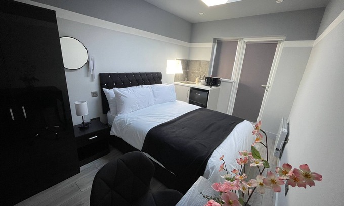 Pinkwell House | Letzi private en-suite, Near Heathrow Airport T3
