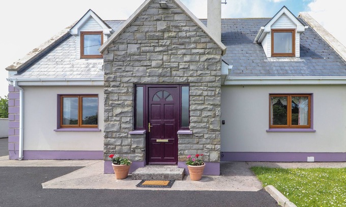 Doonbeg Cottage | LEVALLY HOUSE, family friendly in Doonbeg, County Clare