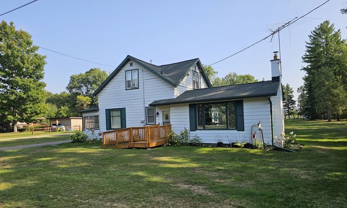 Tomahawk Cottage | Level Frontage Pet Friendly Home with Fireplace