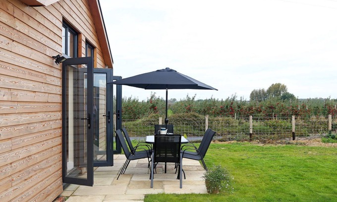 Stodmarsh Cottage | Leveret Lodge is the ideal place to tour this pretty part of Kent’s Garden of England.