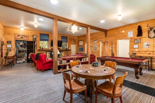 Sugar Pine House | Lewis Creek Hideaway- Hot Tub/EV/Pool Table/Historic