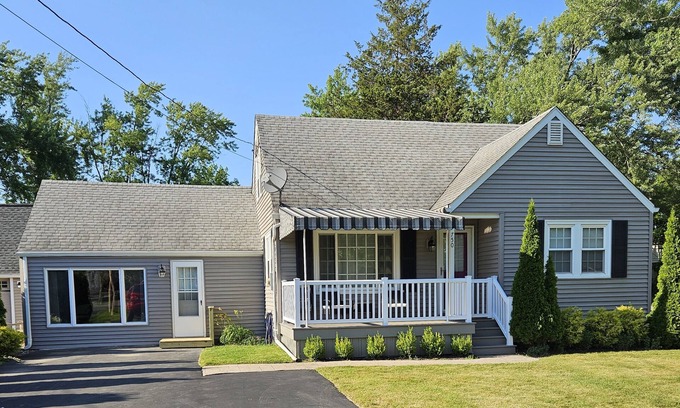 Lewiston House | Lewiston, NY. Premier Host! 5 mins. to Canada. 10 min. to Niagara Falls, NY!