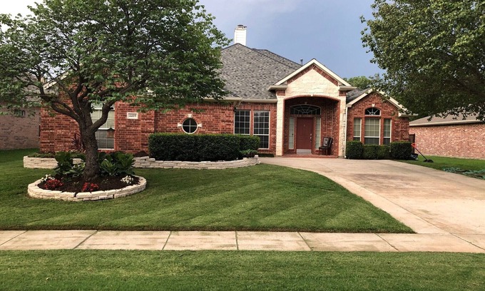 Corinth House | Lewisville/Corinth Home with Pool/Jacuzzi 4-bedroom house