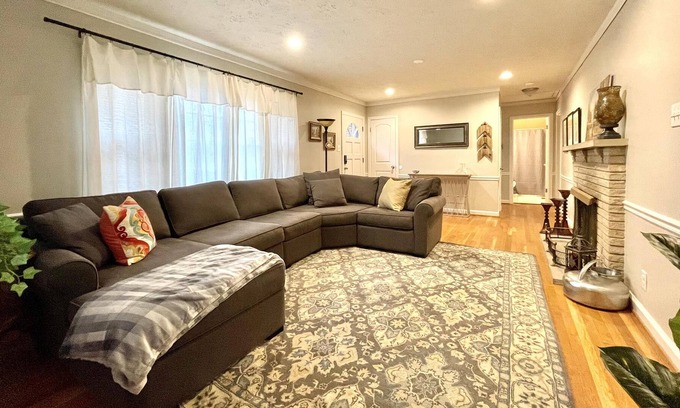 Lexington House | Lexington Boho Chic- 3BED 2BATH NEW LISTING Prime location!