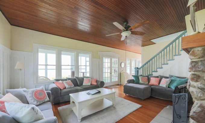 Lexington House | Lexington Lakefront Sleeps 18 with Private Beach!