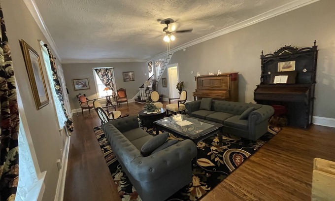 Walnut Street House | Lg Historic. 2 bulk MSU. Hammond. OTC. Downtown close