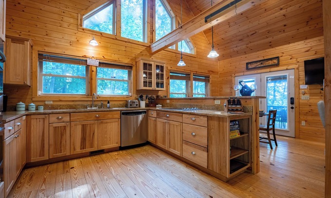 Waynesville Cabin | Libby’s Cabin in Clouds 4,000 ft peaceful