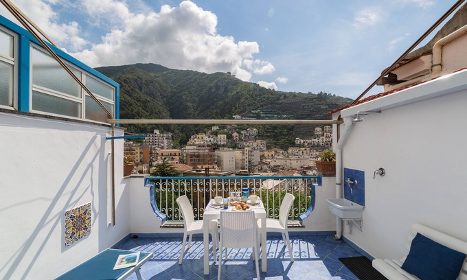 Maiori Apartment | Libeccio - apartment in the center with terrace/patio, parking and sea view