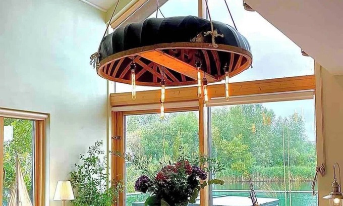 Ampney Crucis House | Libelle | Lakeside Retreat with Hot Tub & Kayak