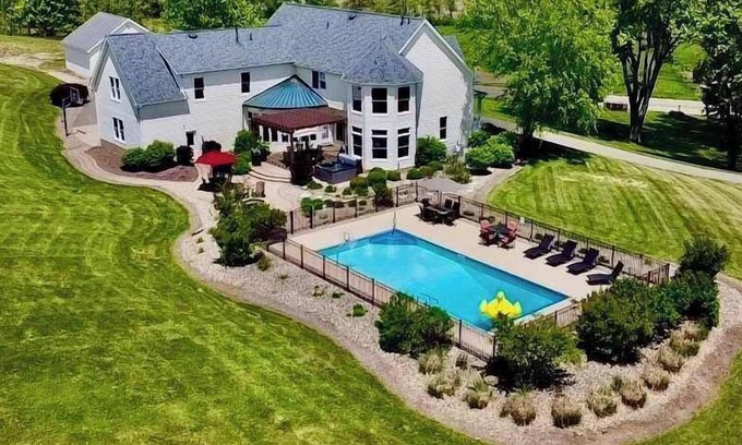 New Philadelphia House | Liberty Hill Lodge, Hot Tub & Pool