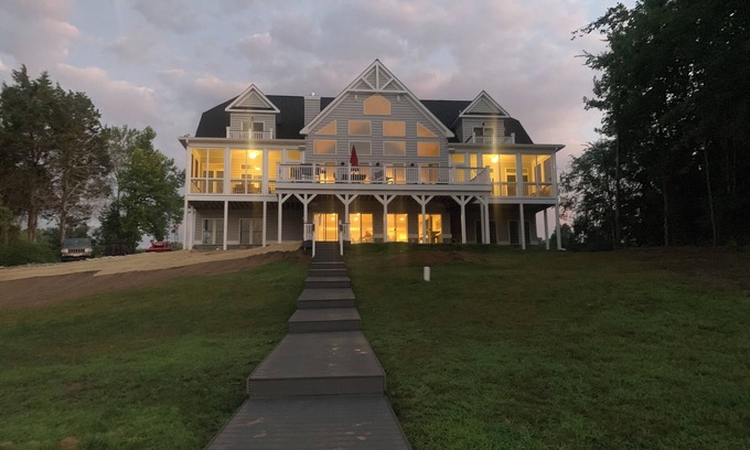 Livingston House | License To Chill- NEW Luxury Waterfront Home, Public Side, Beach, Boathouse