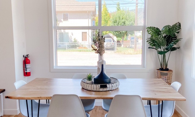 Okanagan-Similkameen House | Licensed - 2 Blocks from Beach - NEW 3 BDR - 2L