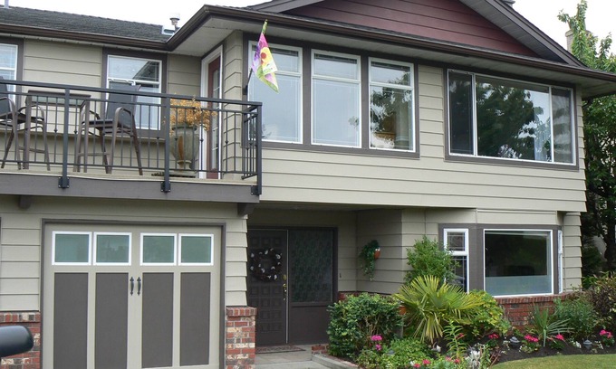 Richmond House | " Licensed" three bedroom suite in a house for up to 6 people sundeck bathrooms