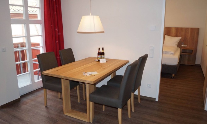 Bad Windsheim Apartment | Licht-durchflutete Ferienwohnung (45qm) mit Balkon und separater Küche