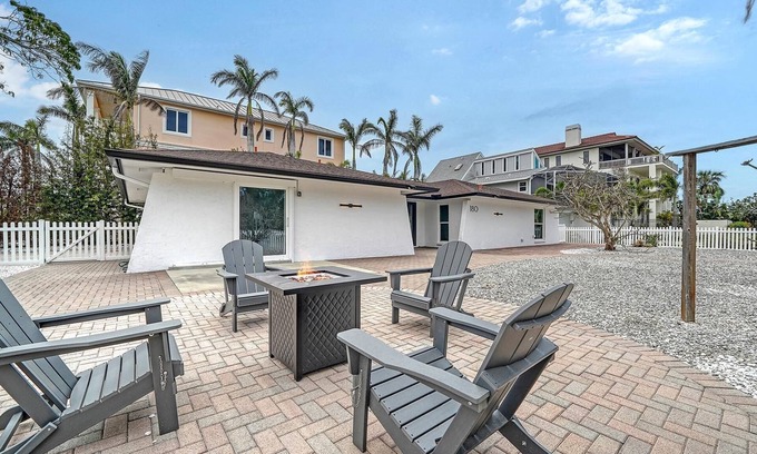 Sarasota House | Lido Beach Renovated House by Beach