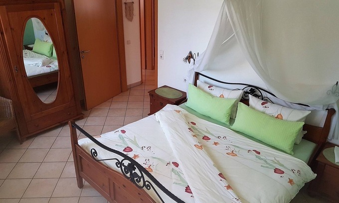 Simmershofen Apartment | Liebevoll eingerichtete Wohnung (75qm) auf familiengeführten Ferienbauernhof