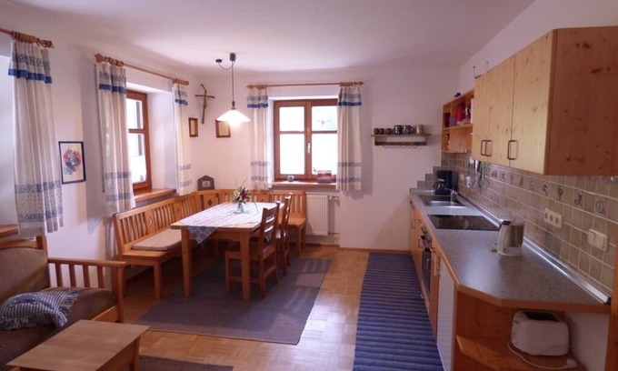 Chamerau Apartment | Liebevolle Ferienwohnung mit Terrasse auf Ferienbauernhof