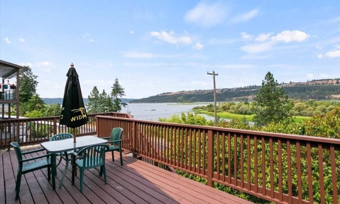 Harrison House | Life's always better at the Lake!