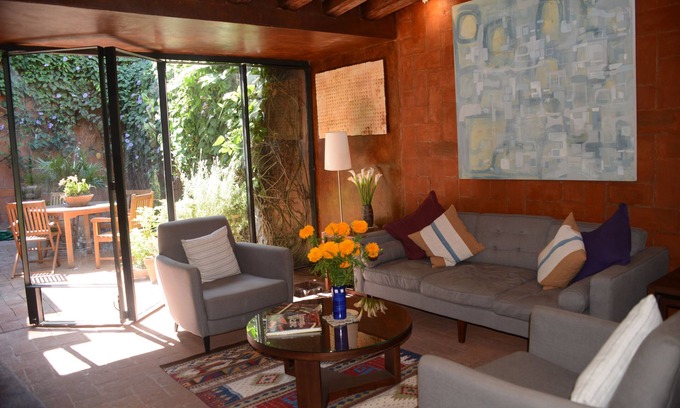 Luis Jimenez Figueroa House | Light, airy and modern comforts in the historic center