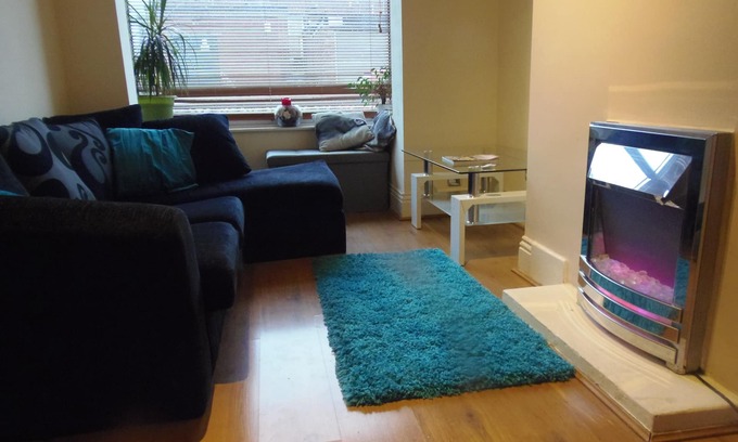Leeds Apartment | Light and Airy 1 bed Flat With Large Basement Kitchen and Private Outside Area