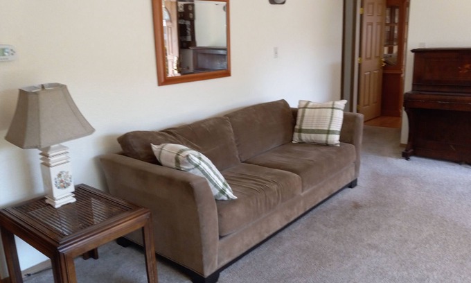 Delridge House | Light and Airy Ranch House. Detached 3 Bedroom with Fireplace