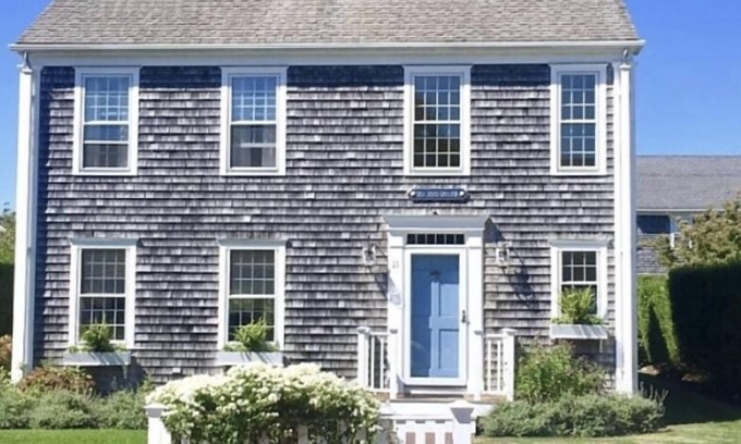 Nantucket House | Light and bright 4 bedroom home in the family friendly neighborhood of Naushop.