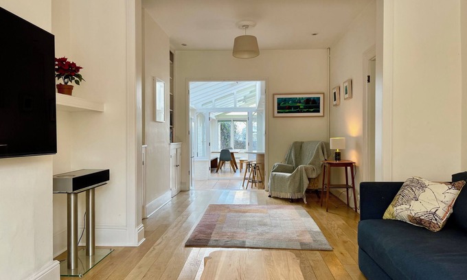 Cambridge House | Light and Open Victorian Home Close to City Centre