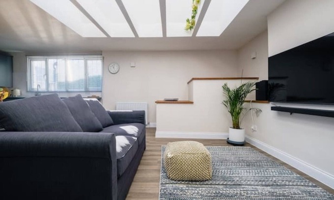 Bishops Waltham Apartment | Light and spacious loft apartment in town centre
