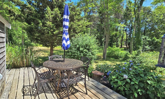 Wellfleet Cottage | Light & Bright 2BD Cottage-A/C, Deck, Walk to Powers Landing or Mayo Beach