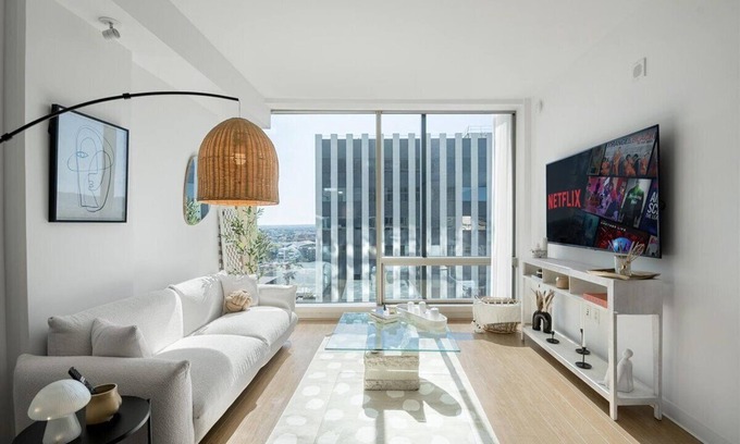 Beverly Hills Apartment | Light cozy 1bdr in Korea Town with gym & parking
