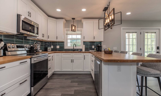 Ronda Apartment | Light-filled apartment in the Appalachian foothills and N Carolina wine country.