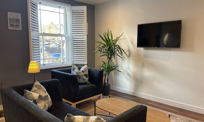 Stoke Bishop Apartment | Light-filled Eco-home with Patio