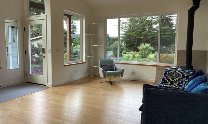 Mendocino House | Light-filled family retreat with hot tub